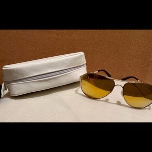 Woman’s Oakley Caveat Aviator Sunglasses